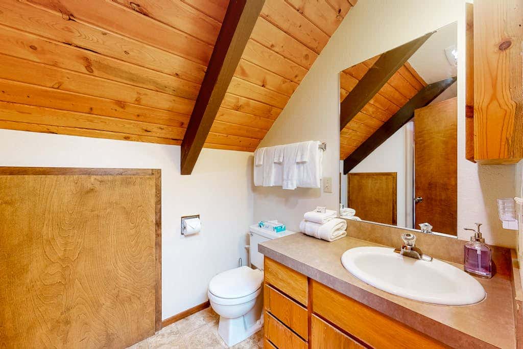 Loft home with private hot tub, deck, grill, fireplace, & 10 SHARC passes