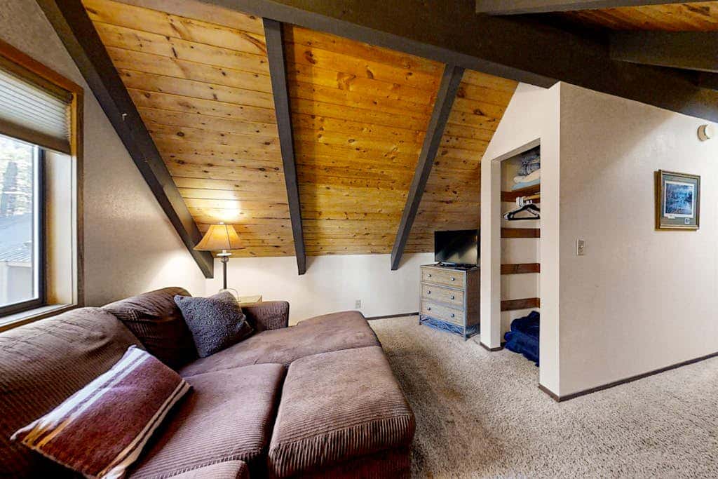 Loft home with private hot tub, deck, grill, fireplace, & 10 SHARC passes