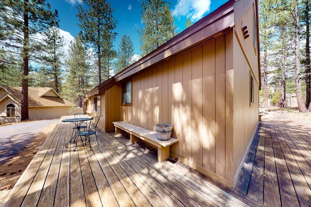 Loft home with private hot tub, deck, grill, fireplace, & 10 SHARC passes