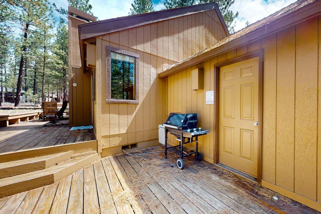 Loft home with private hot tub, deck, grill, fireplace, & 10 SHARC passes