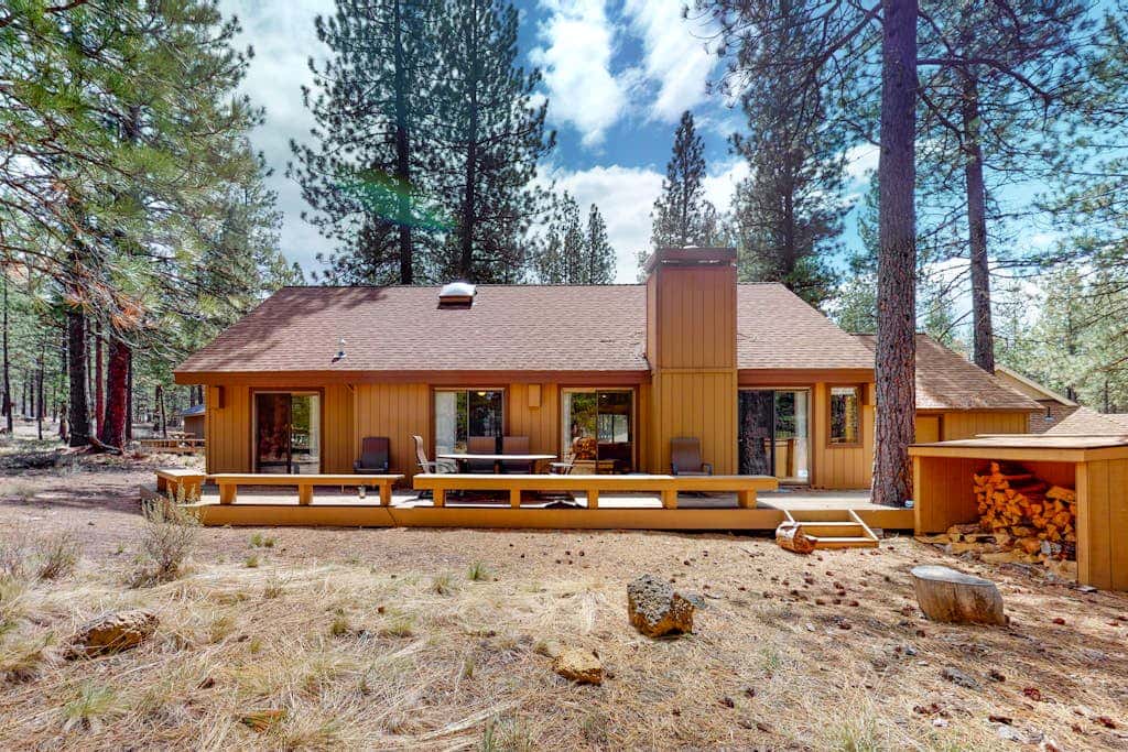 Loft home with private hot tub, deck, grill, fireplace, & 10 SHARC passes