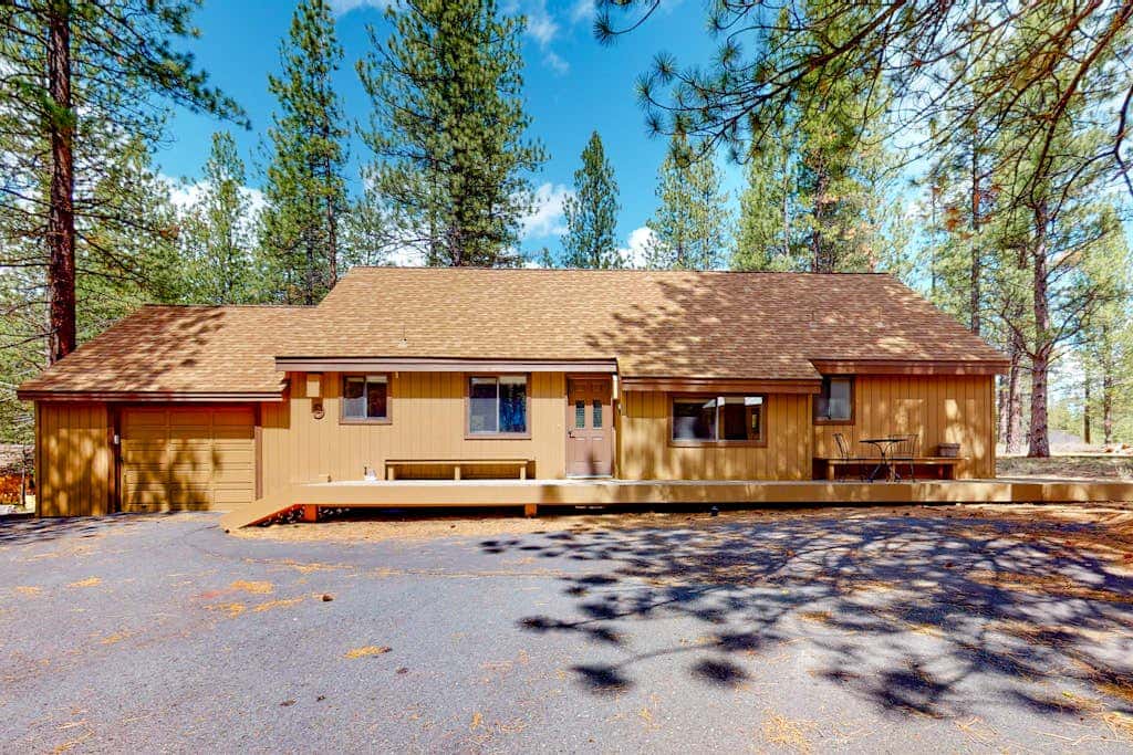 Loft home with private hot tub, deck, grill, fireplace, & 10 SHARC passes