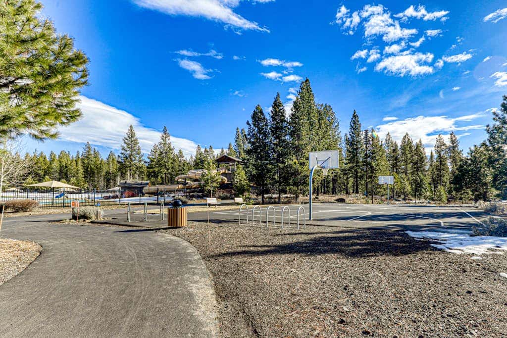 Loft home with private hot tub, deck, grill, fireplace, & 10 SHARC passes
