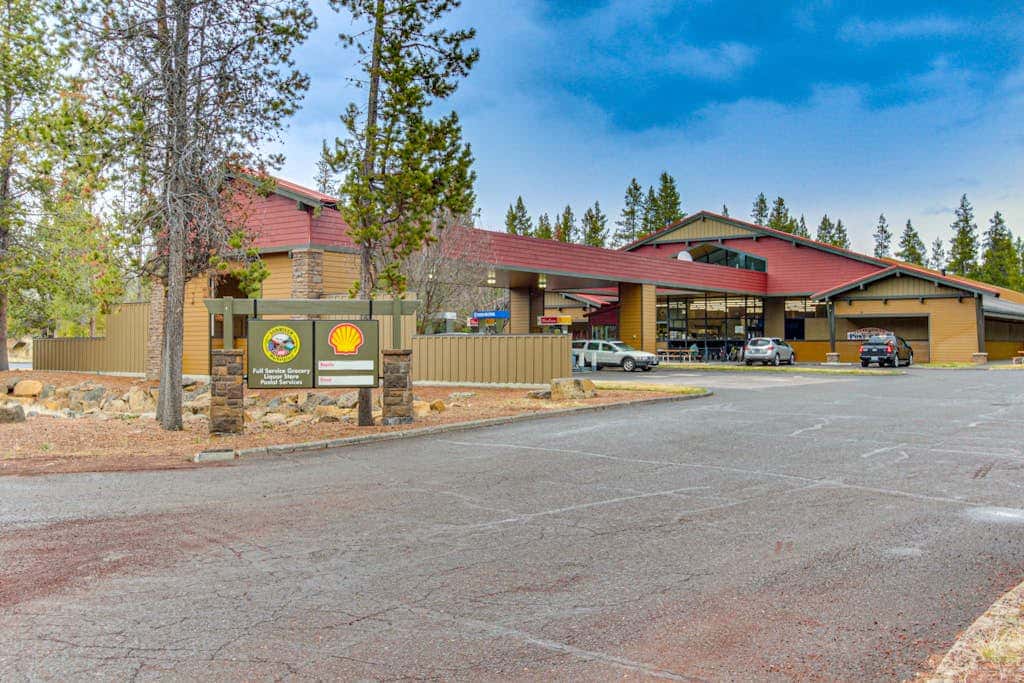 Loft home with private hot tub, deck, grill, fireplace, & 10 SHARC passes