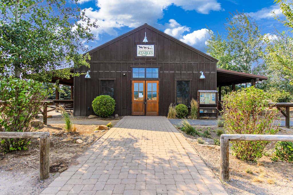 Loft home with private hot tub, deck, grill, fireplace, & 10 SHARC passes