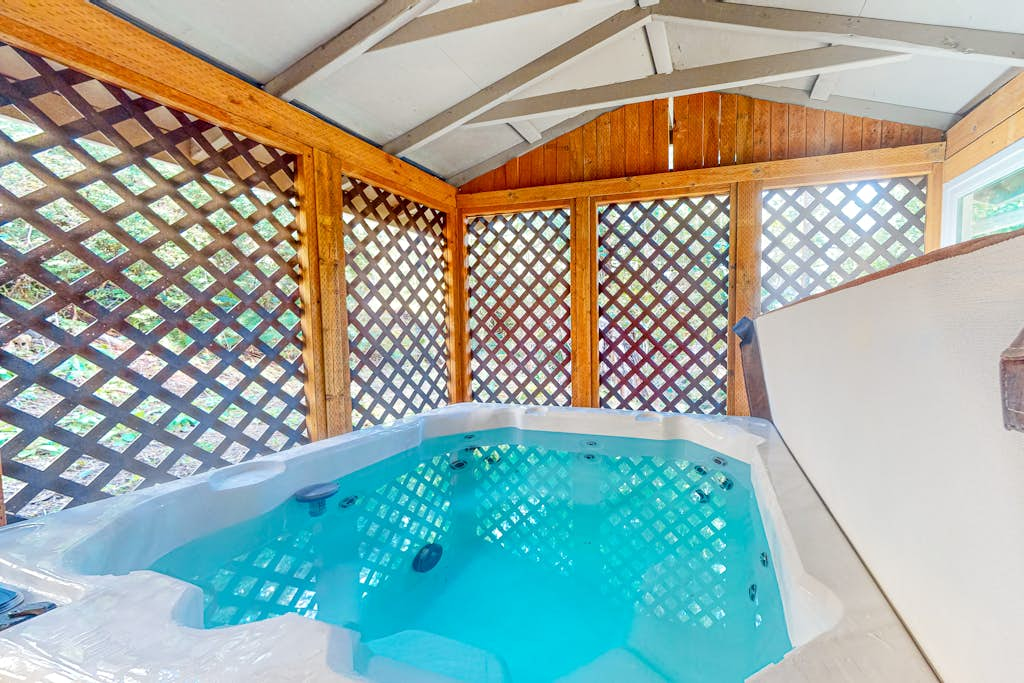 Beautiful & Spacious Family-Friendly Home withFree WiFi, Deck, and Close to Lakes