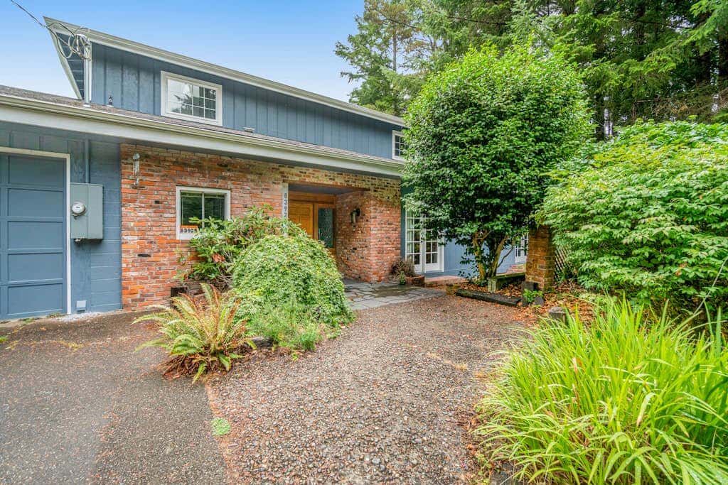 Waterfront retreat with lake views & private hot tub