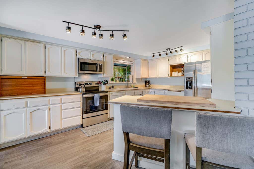 Waterfront retreat with lake views & private hot tub