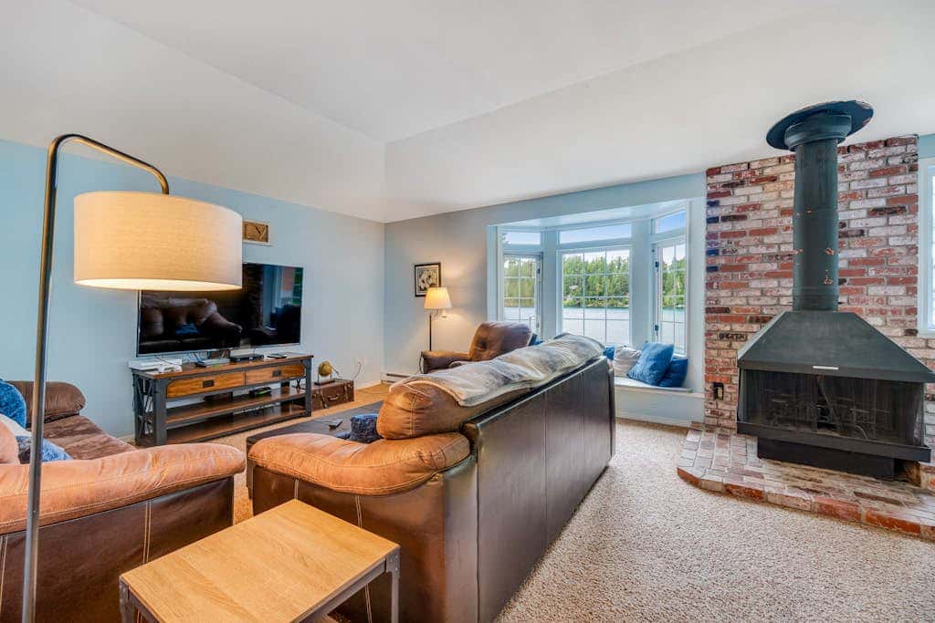 Waterfront retreat with lake views & private hot tub