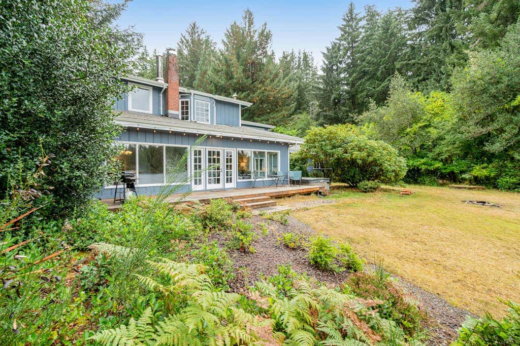 Waterfront retreat with lake views & private hot tub