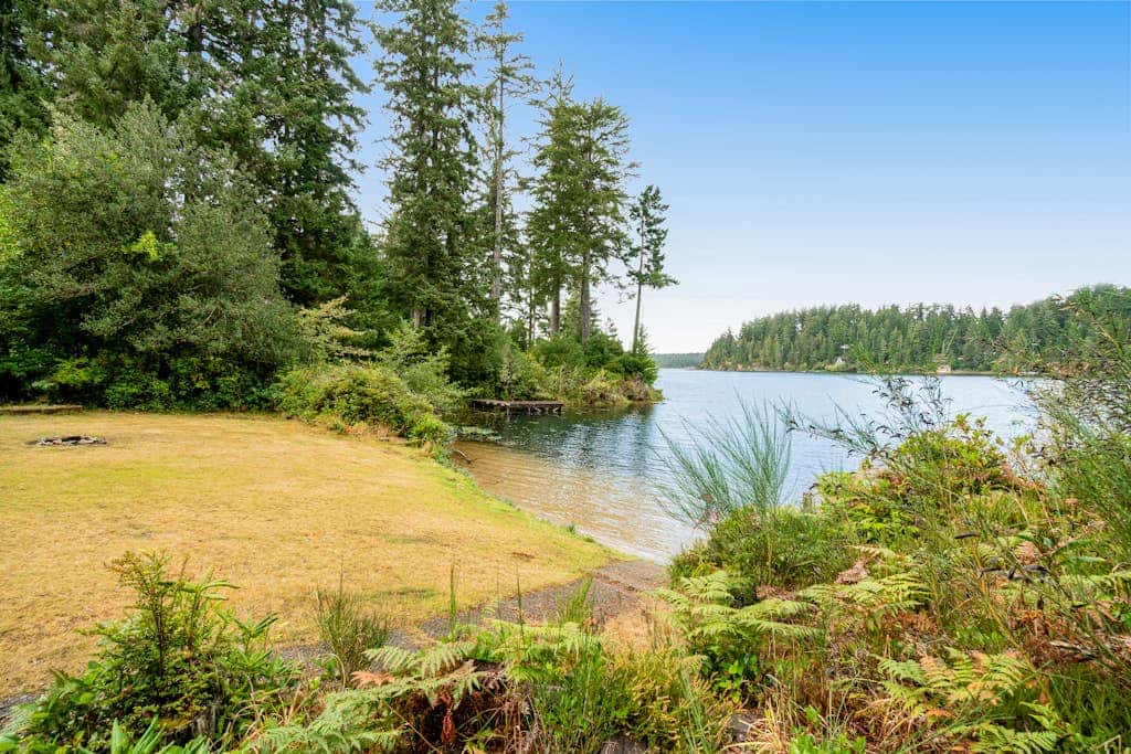 Waterfront retreat with lake views & private hot tub