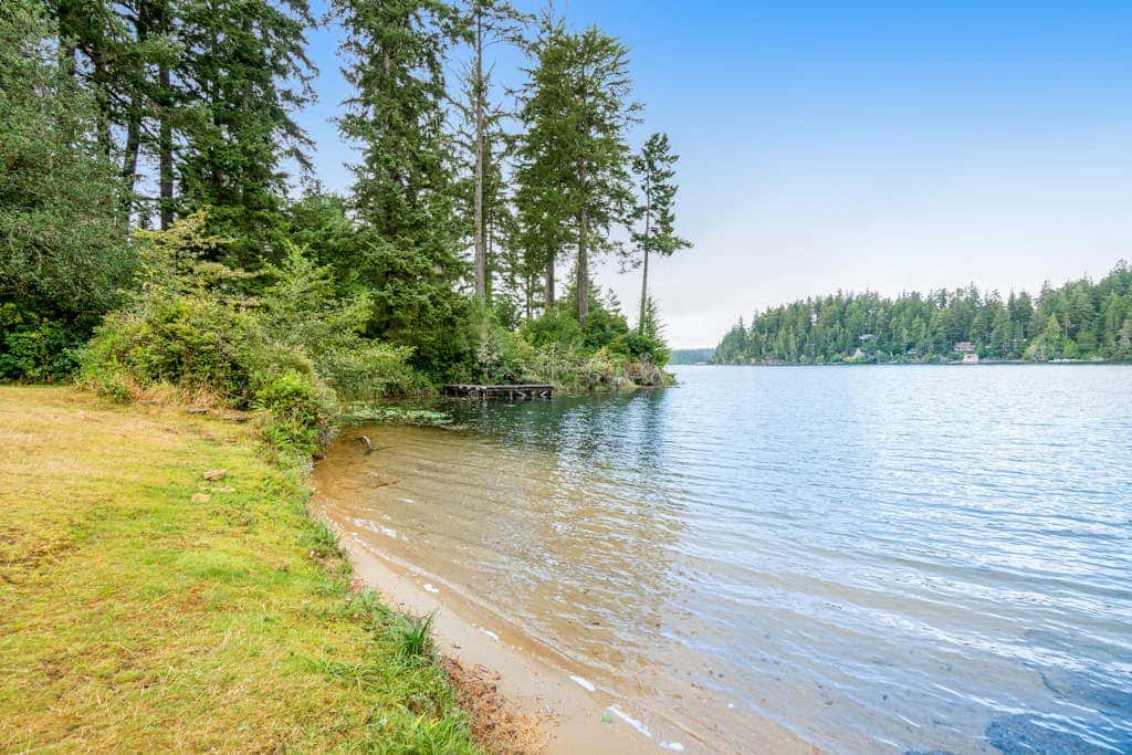 Waterfront retreat with lake views & private hot tub