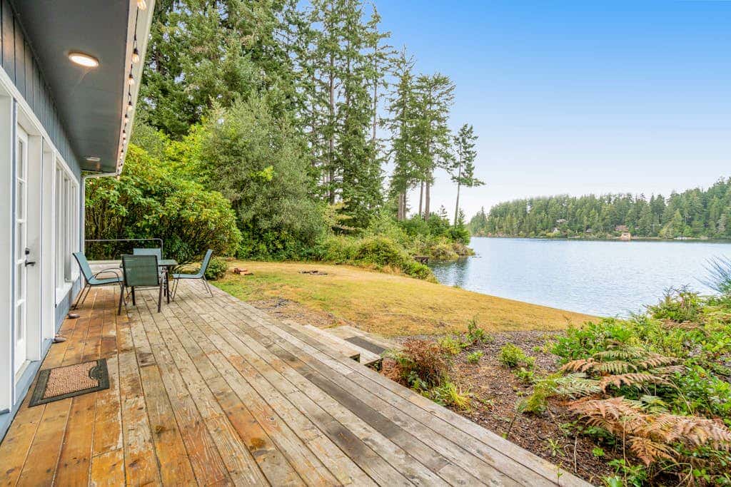 Waterfront retreat with lake views & private hot tub
