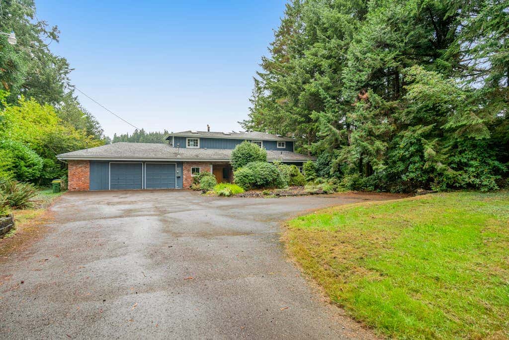 Waterfront retreat with lake views & private hot tub
