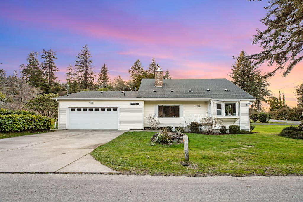 Dog-friendly home with Siuslaw River views, fireplace & WiFi - near beach & town