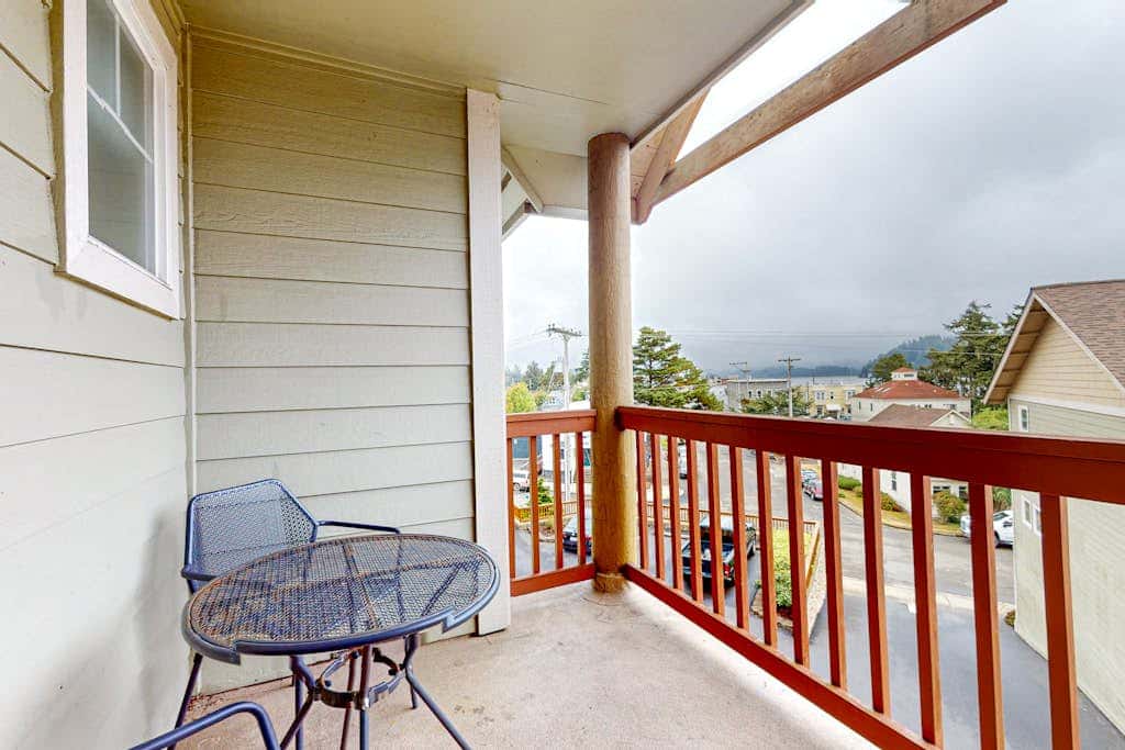 Dog-friendly condo with river views, private W&D, full kitchen, & great location
