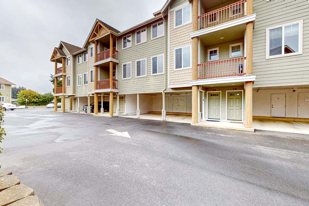 Dog-friendly condo with river views, private W&D, full kitchen, & great location