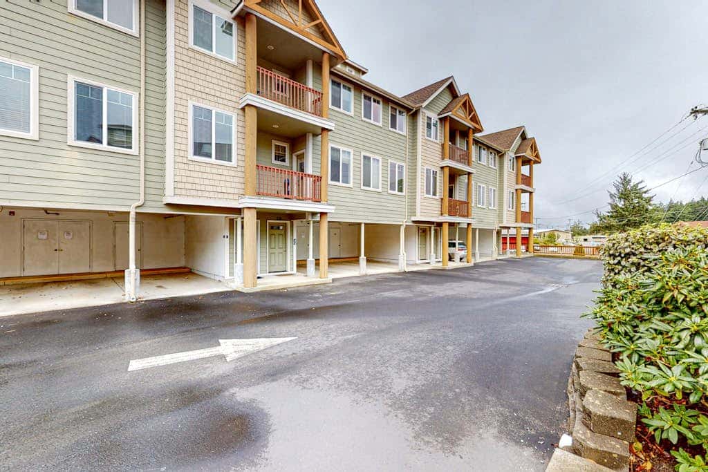 Dog-friendly condo with river views, private W&D, full kitchen, & great location
