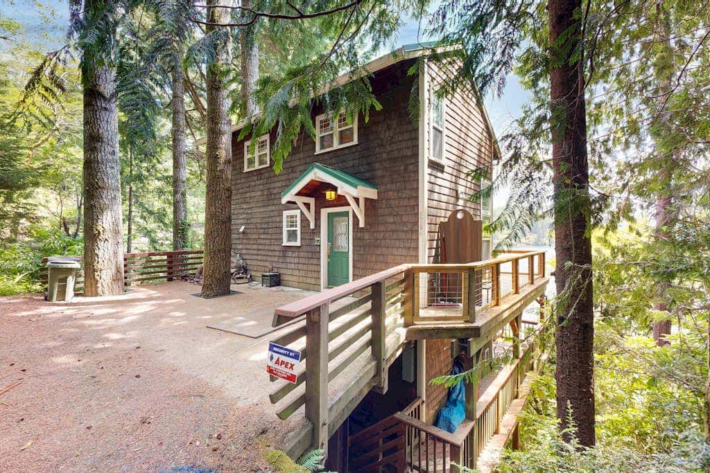 Lakefront home with loft, two decks with amazing views, kayaks & dock access