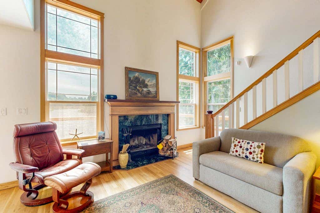 Lakefront home with loft, two decks with amazing views, kayaks & dock access
