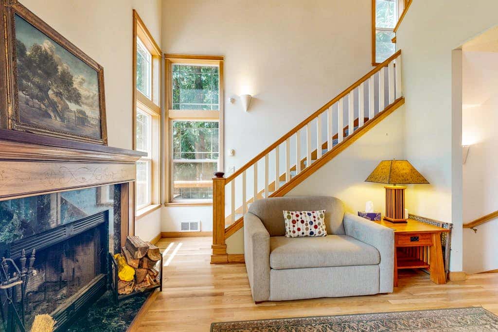 Lakefront home with loft, two decks with amazing views, kayaks & dock access