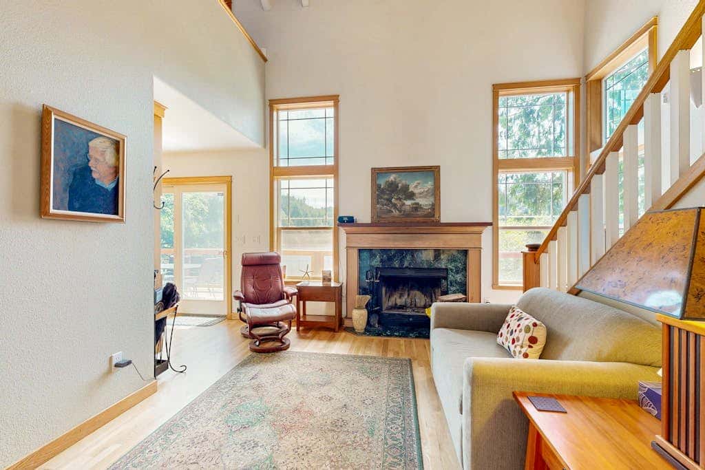 Lakefront home with loft, two decks with amazing views, kayaks & dock access