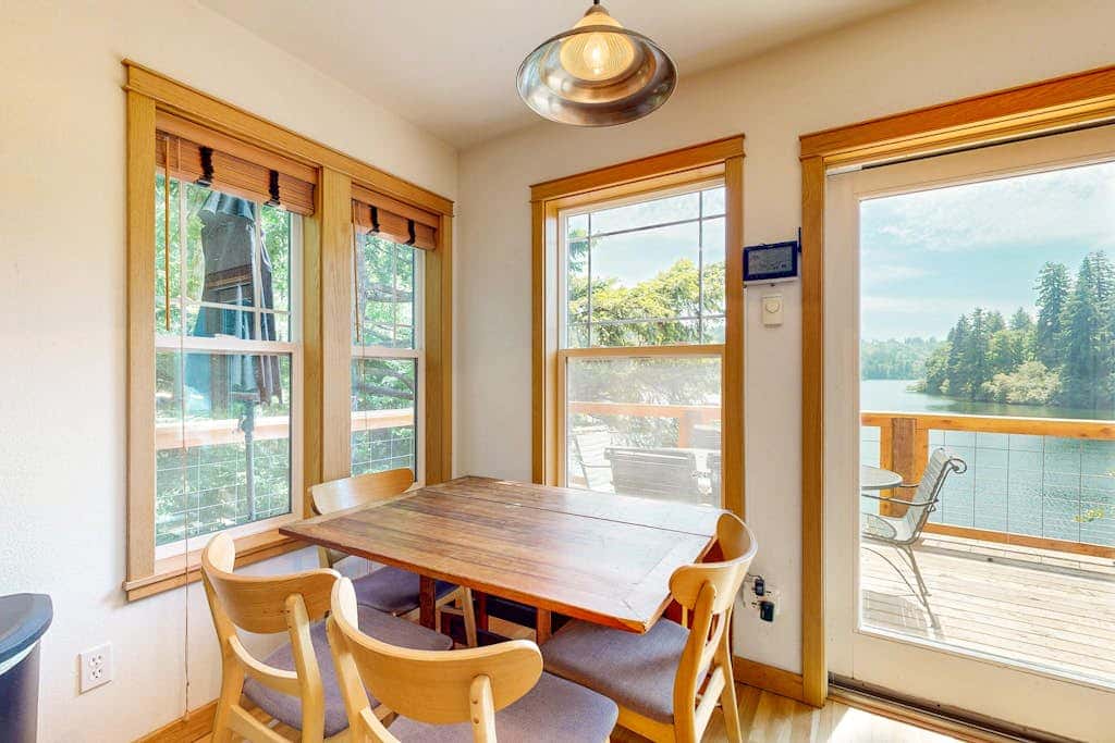 Lakefront home with loft, two decks with amazing views, kayaks & dock access