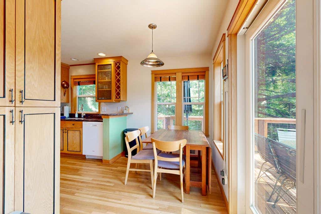 Lakefront home with loft, two decks with amazing views, kayaks & dock access