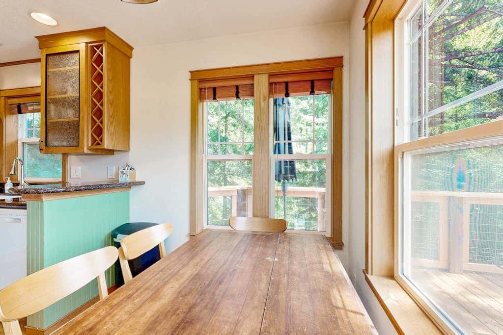 Lakefront home with loft, two decks with amazing views, kayaks & dock access