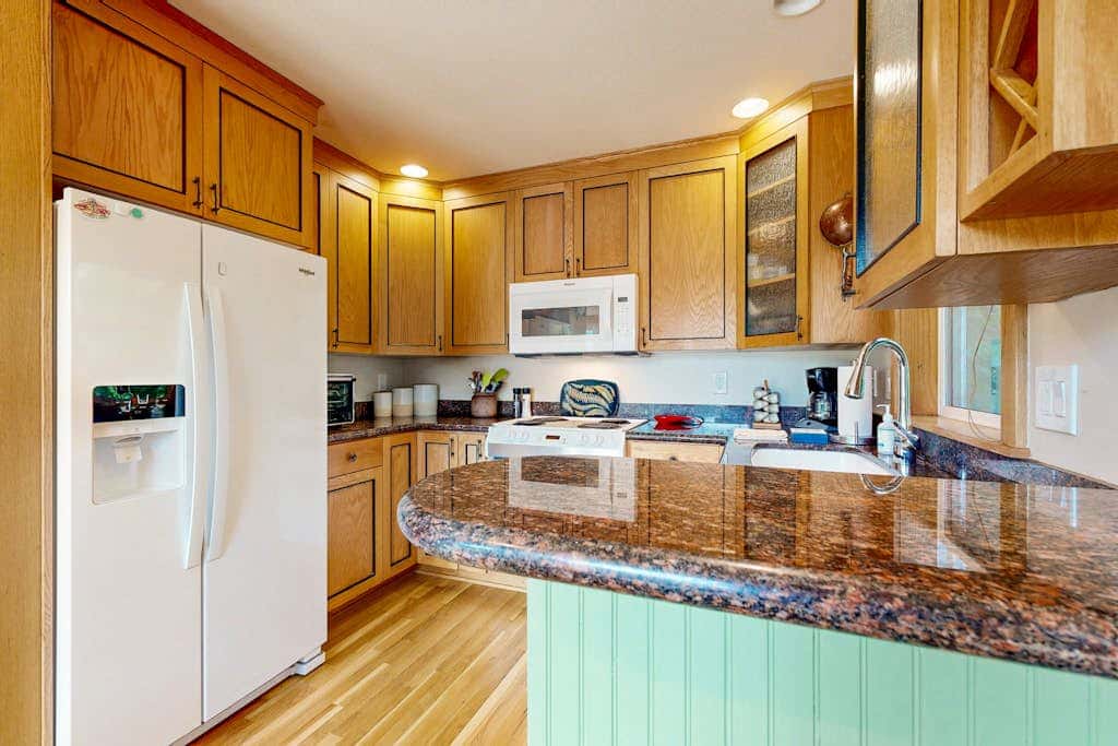 Lakefront home with loft, two decks with amazing views, kayaks & dock access