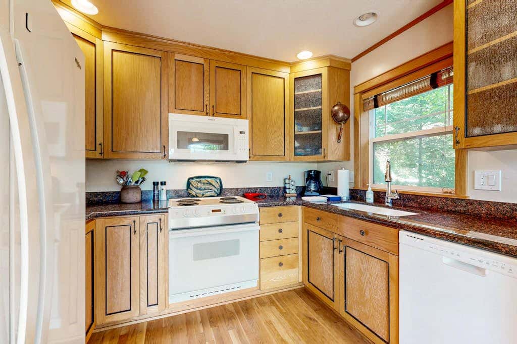 Lakefront home with loft, two decks with amazing views, kayaks & dock access
