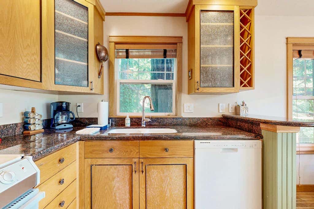 Lakefront home with loft, two decks with amazing views, kayaks & dock access