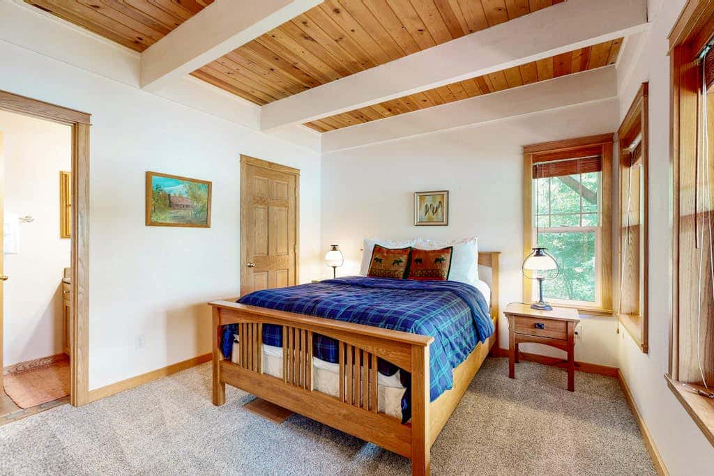Lakefront home with loft, two decks with amazing views, kayaks & dock access