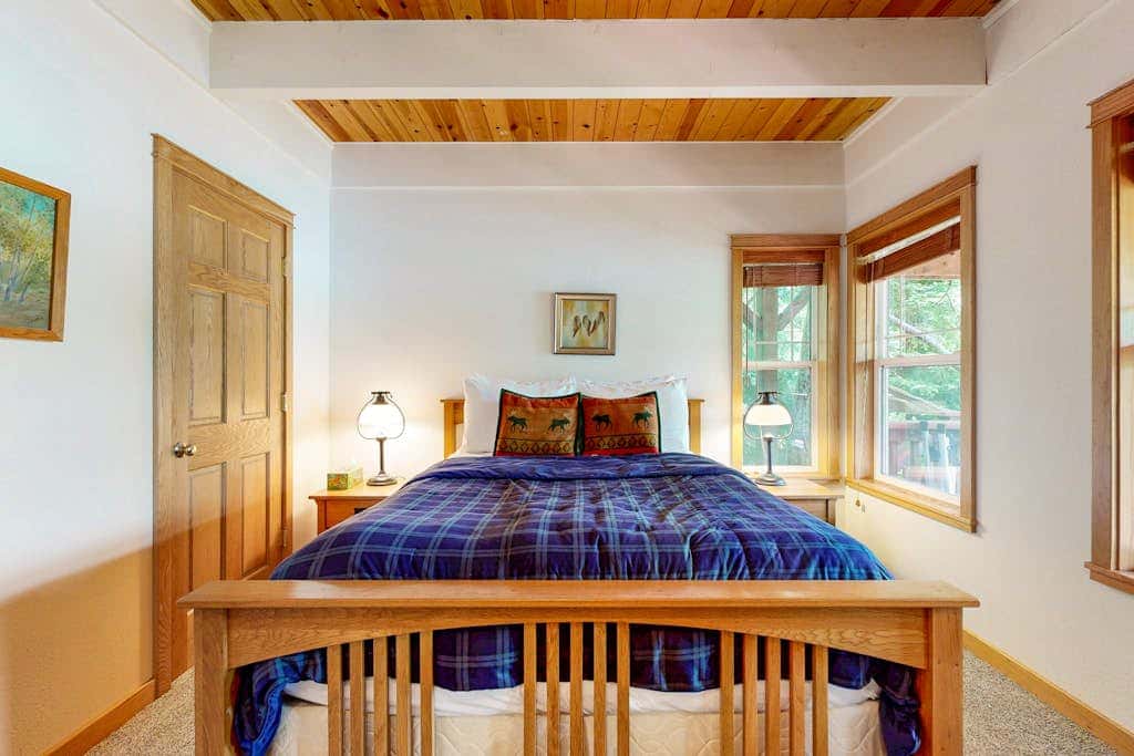 Lakefront home with loft, two decks with amazing views, kayaks & dock access
