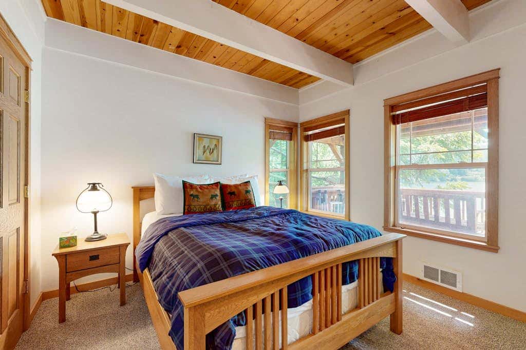Lakefront home with loft, two decks with amazing views, kayaks & dock access