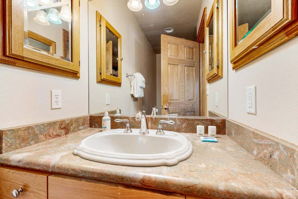 Lakefront home with loft, two decks with amazing views, kayaks & dock access