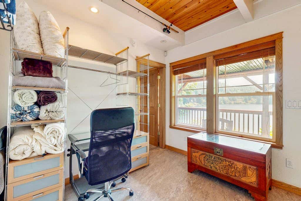 Lakefront home with loft, two decks with amazing views, kayaks & dock access