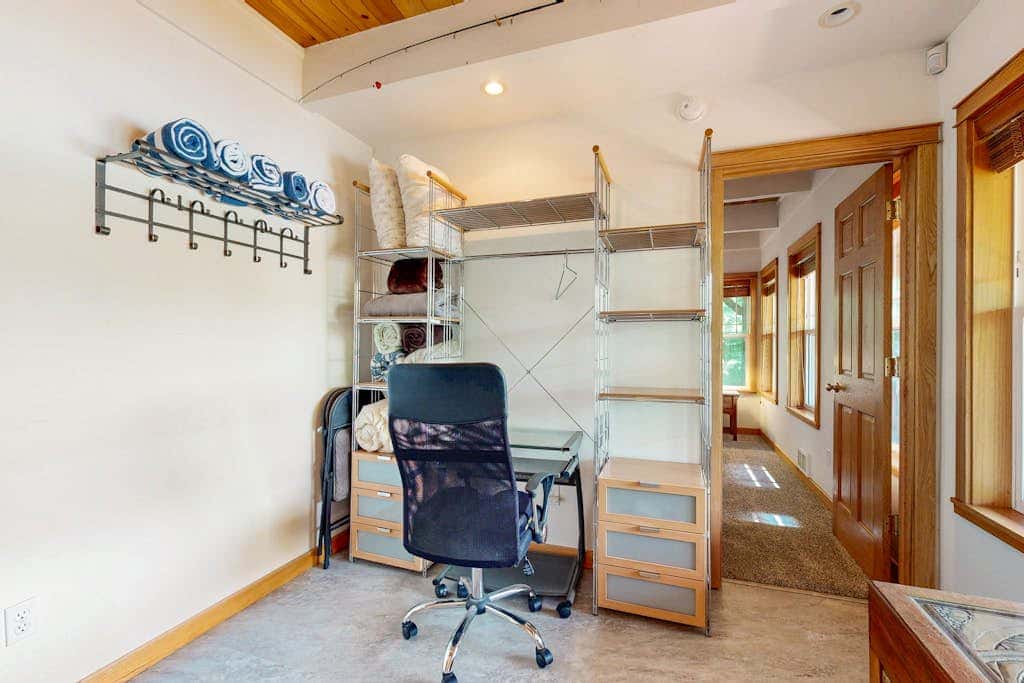 Lakefront home with loft, two decks with amazing views, kayaks & dock access