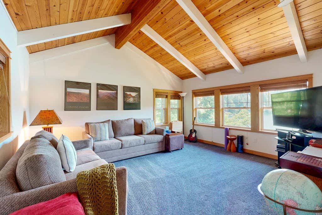Lakefront home with loft, two decks with amazing views, kayaks & dock access