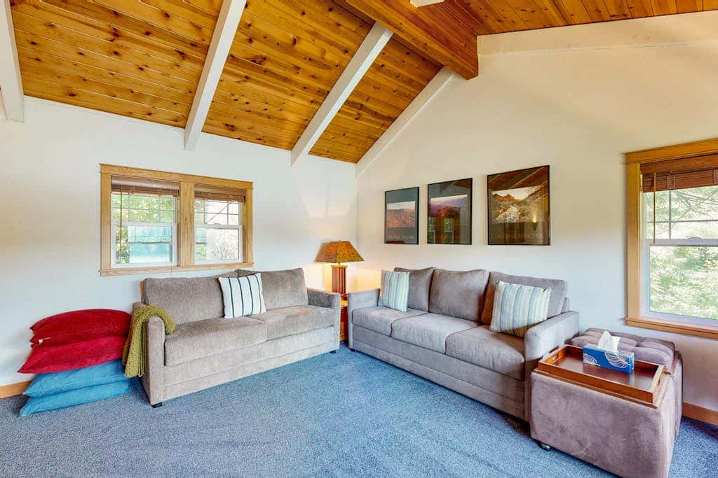 Lakefront home with loft, two decks with amazing views, kayaks & dock access