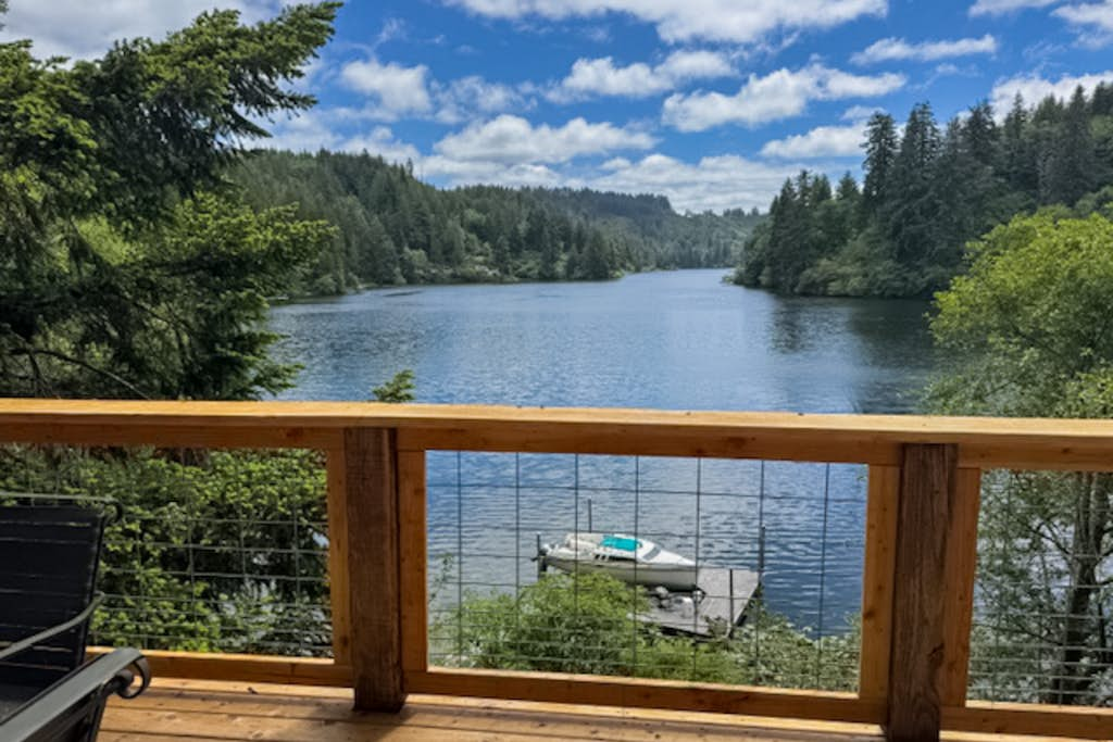 Lakefront home with loft, two decks with amazing views, kayaks & dock access
