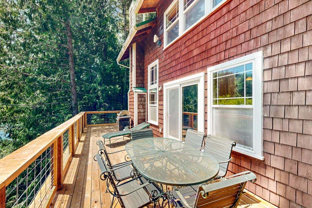 Lakefront home with loft, two decks with amazing views, kayaks & dock access
