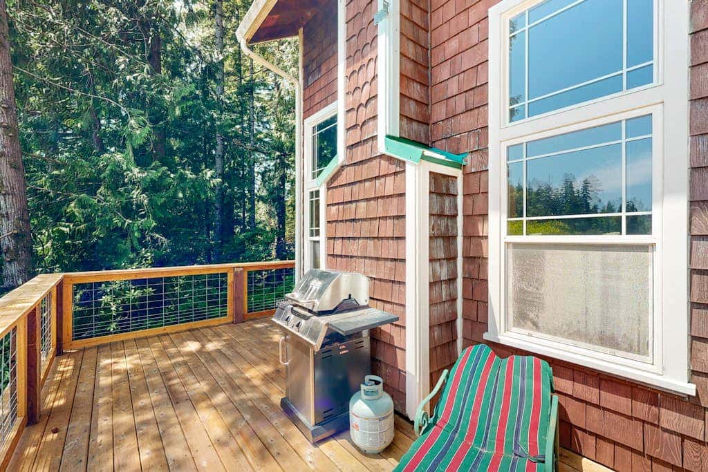 Lakefront home with loft, two decks with amazing views, kayaks & dock access