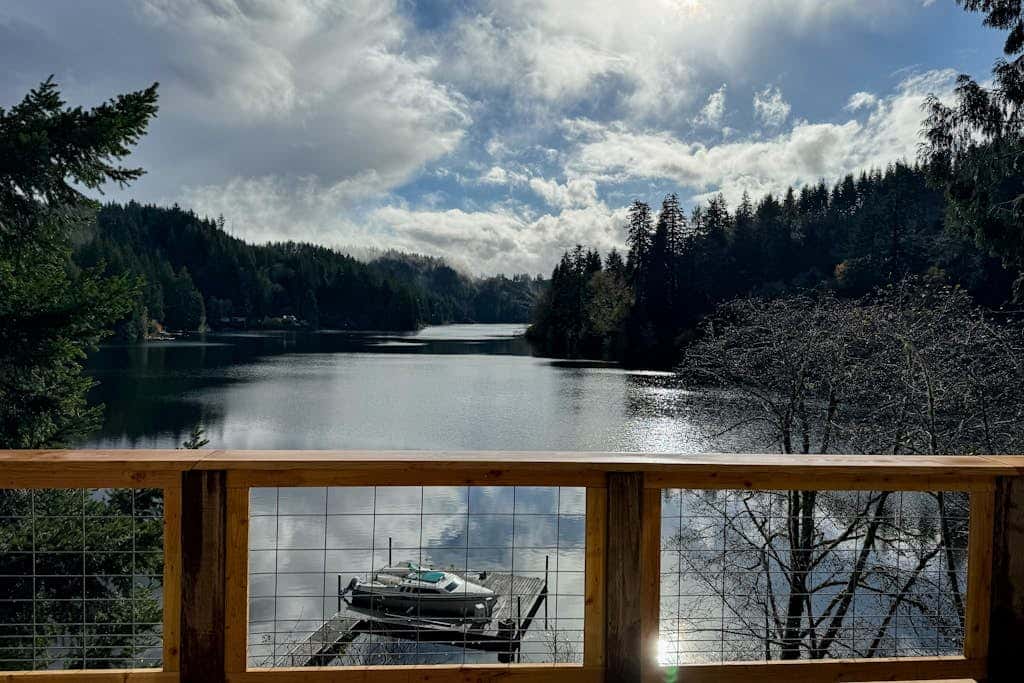 Lakefront home with loft, two decks with amazing views, kayaks & dock access