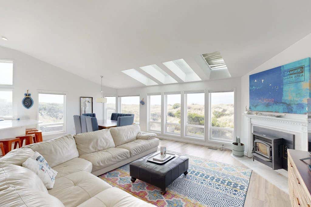 Waterfront Home withPrivate Hot Tub, Ping-Pong, Free WiFi, & washer&dryer