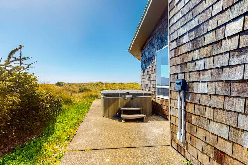 Waterfront Home withPrivate Hot Tub, Ping-Pong, Free WiFi, & washer&dryer