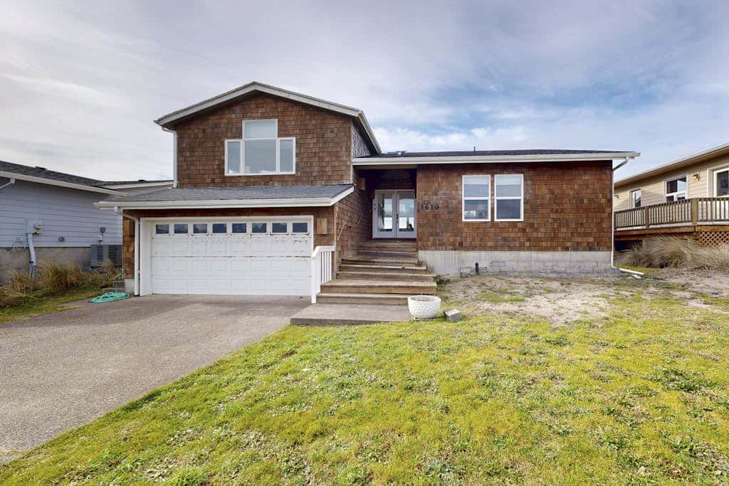 Waterfront Home withPrivate Hot Tub, Ping-Pong, Free WiFi, & washer&dryer