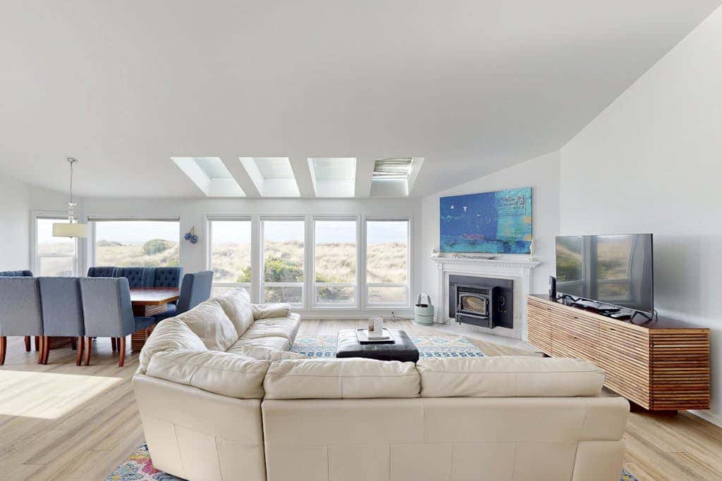 Waterfront Home withPrivate Hot Tub, Ping-Pong, Free WiFi, & washer&dryer