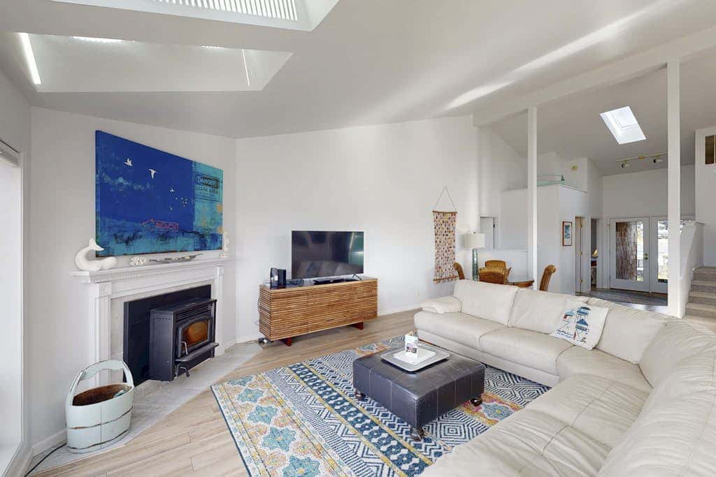 Waterfront Home withPrivate Hot Tub, Ping-Pong, Free WiFi, & washer&dryer