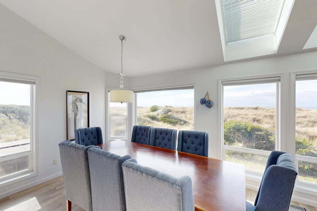 Waterfront Home withPrivate Hot Tub, Ping-Pong, Free WiFi, & washer&dryer